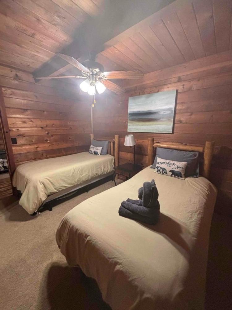 Luxury Cabin HotTub, Hiking, Fire Pit, Game Room